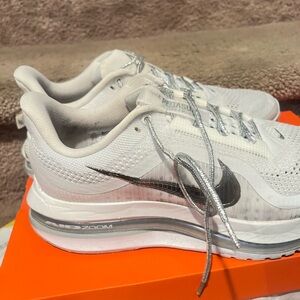 Beautiful size 9 men’s Nike Air zoom sneakers. Great comfort & style. 👟👟
